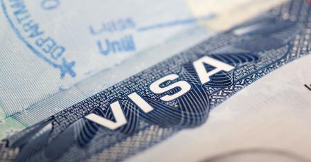 Obligations de visa Gros plan sur un visa américain dans un passeport