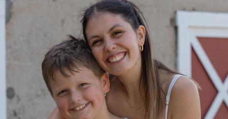 Tes conditions Au pair embrasse l'enfant de sa famille d'accueil