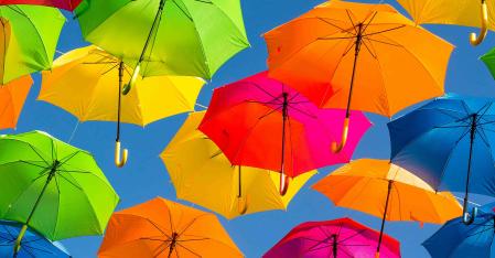 Ton assurance Des parapluies colorés devant un ciel bleu