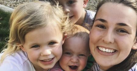 Tes tâches Au pair avec trois petits enfants d'accueil sur les genoux